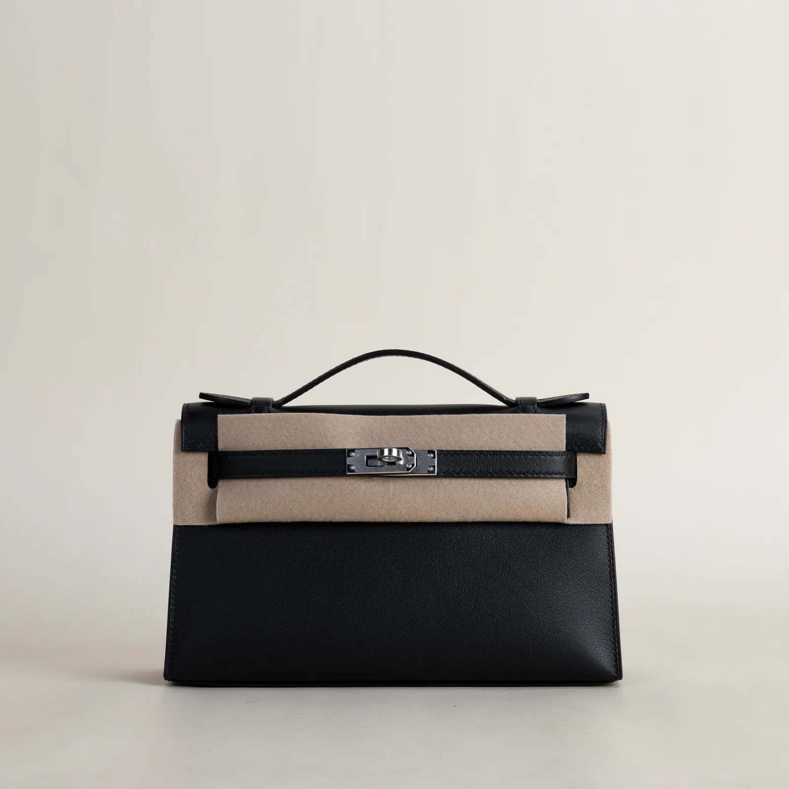 Kelly pochette Swift 89 Noir PHW, Kelly series, pochette 89 Noir colorway, Swift leather, Silver hardware, Kelly pochette Swift 89 Noir PHW Kelly Mode