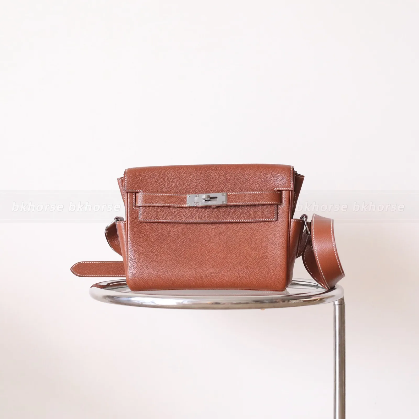 Kelly Messenger PM Gold Faubourg Barenia Silver Hardware | Kelly series | hero image Kelly Messenger PM Gold Faubourg Barenia Silver Hardware, Kelly series, Gold colorway, Kelly Messenger Pm Gold Faubourg Barenia Silver Hardware Gold P