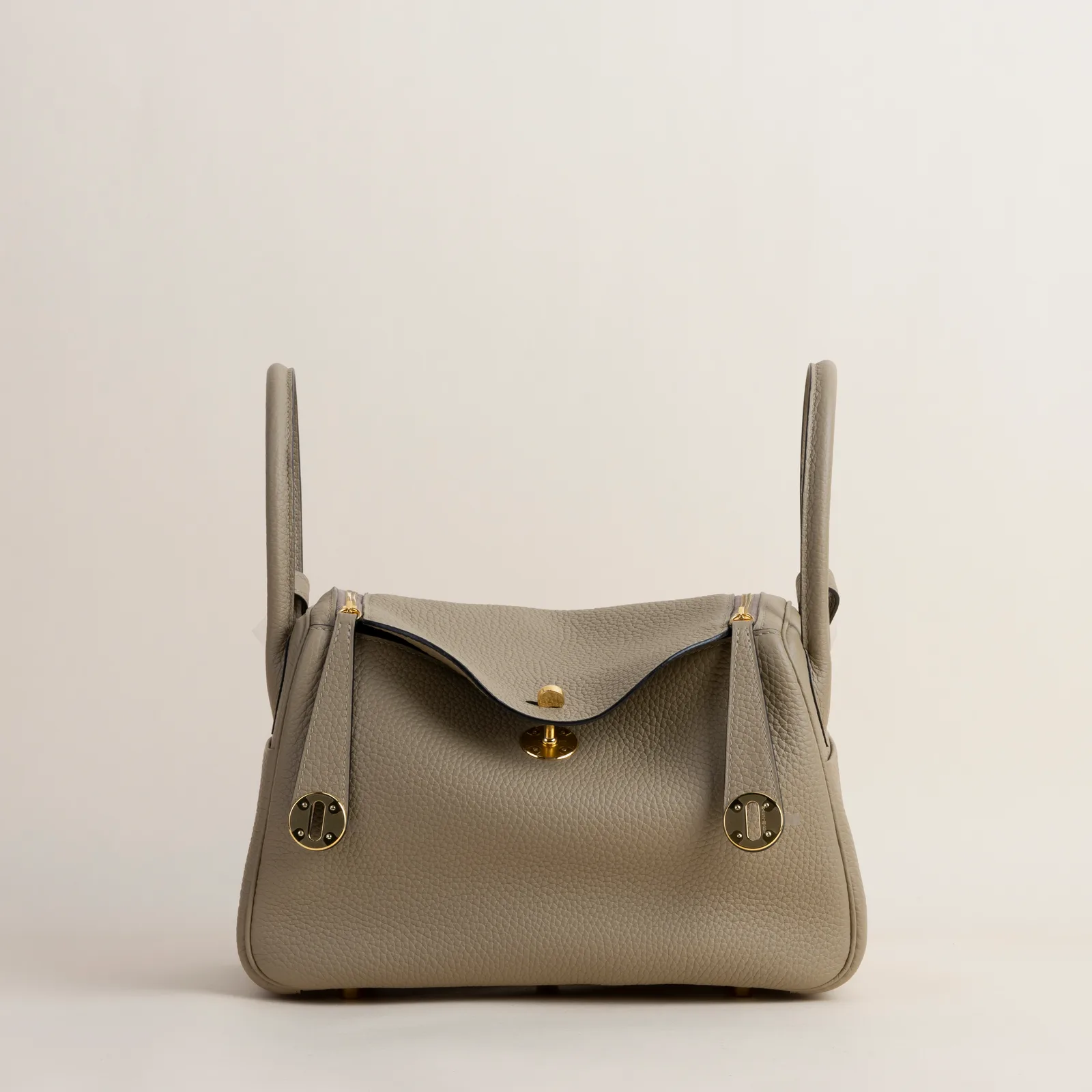 Lindy 26cm Clemence leather 8Q Beige Marfa GHW, Lindy series, leather 8Q Beige Marfa colorway, Clemence leather, Gold hardware, 26cm size, hero image