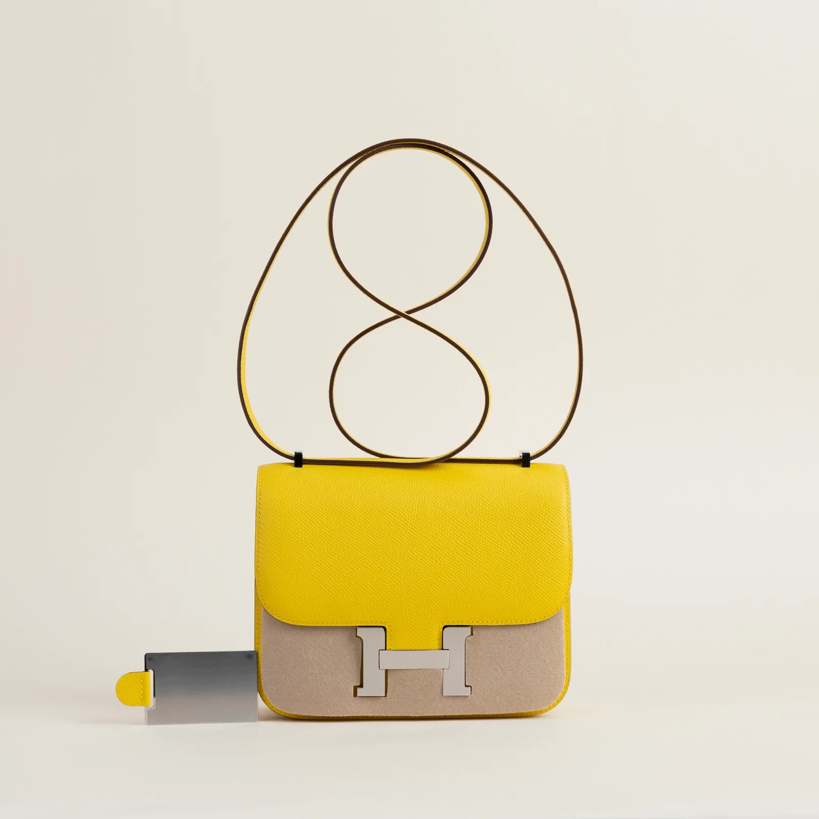 Constance 18CM Epsom 9O Jaune de Naples PHW, Constance series, 9O Jaune de Naples colorway, Epsom leather, Silver hardware, 18CM size, hero image