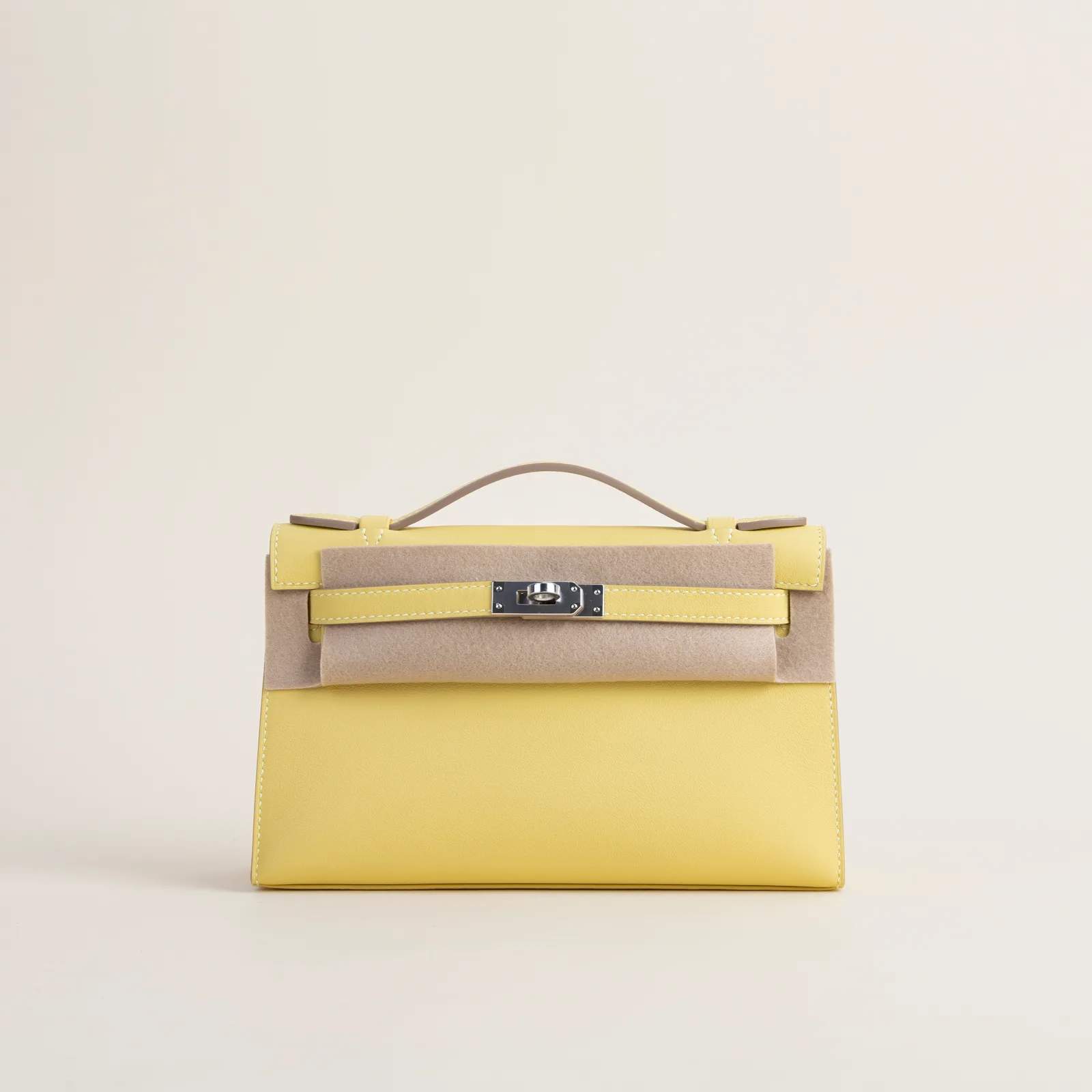 Kelly pochette Swift 1Z Jaune poussin PHW, Kelly series, pochette 1Z Jaune poussin colorway, Swift leather, Silver hardware, Kelly pochette Swift 1Z J