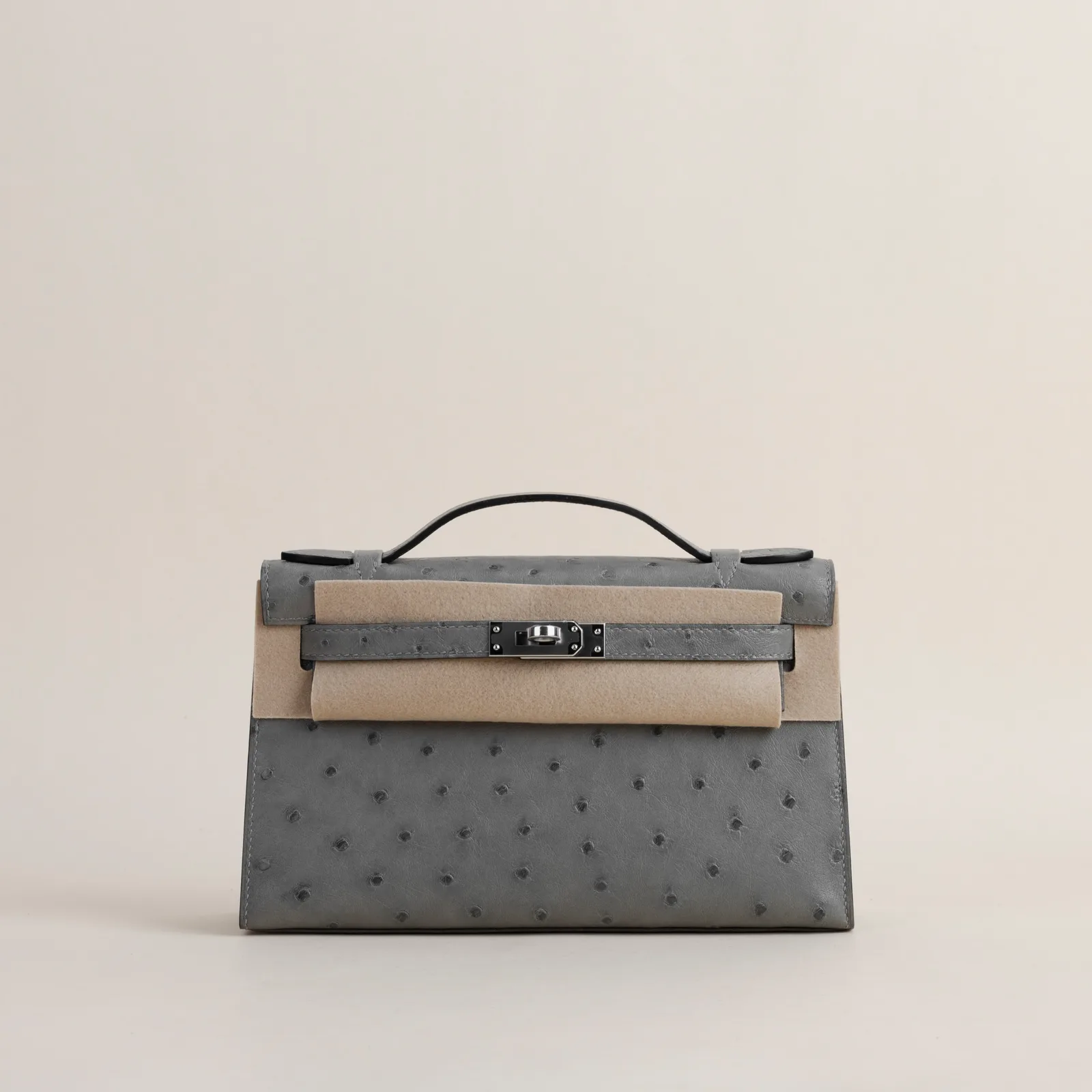 Kelly pochette Ostrich 4Z Gris Mouette PHW, Kelly series, pochette Ostrich 4Z Gris Mouette colorway, Box leather, Silver hardware, Kelly pochette Ostr