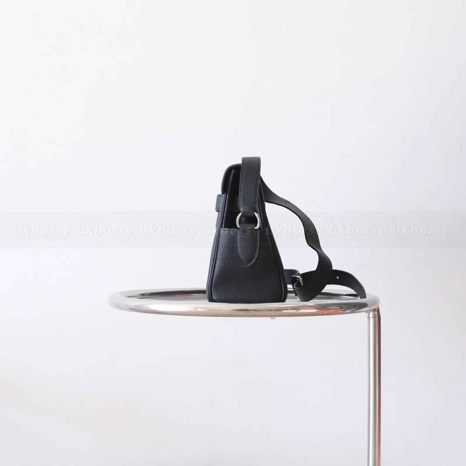 Kelly Messenger PM Black Togo Silver Hardware, série Kelly, cor Noir, couro Togo, ferragens phw, detalhe 3