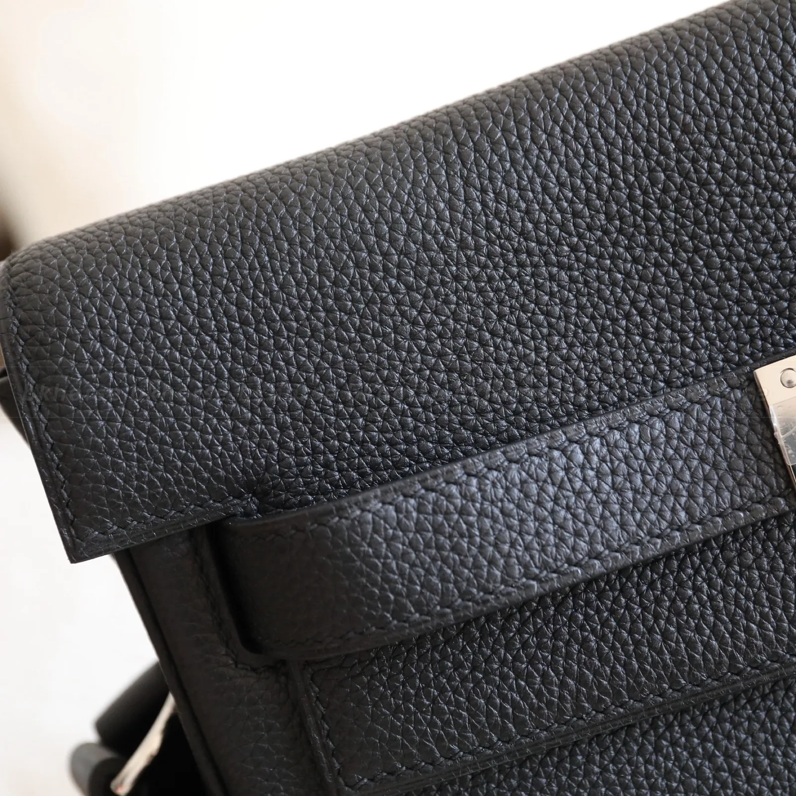 Kelly Messenger PM Black Togo Silver Hardware, série Kelly, cor Noir, couro Togo, ferragens phw, detalhe 4