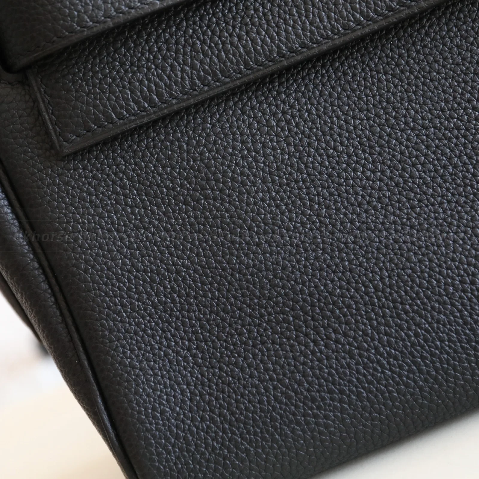 Kelly Messenger PM Black Togo Silver Hardware, série Kelly, cor Noir, couro Togo, ferragens phw, detalhe 6