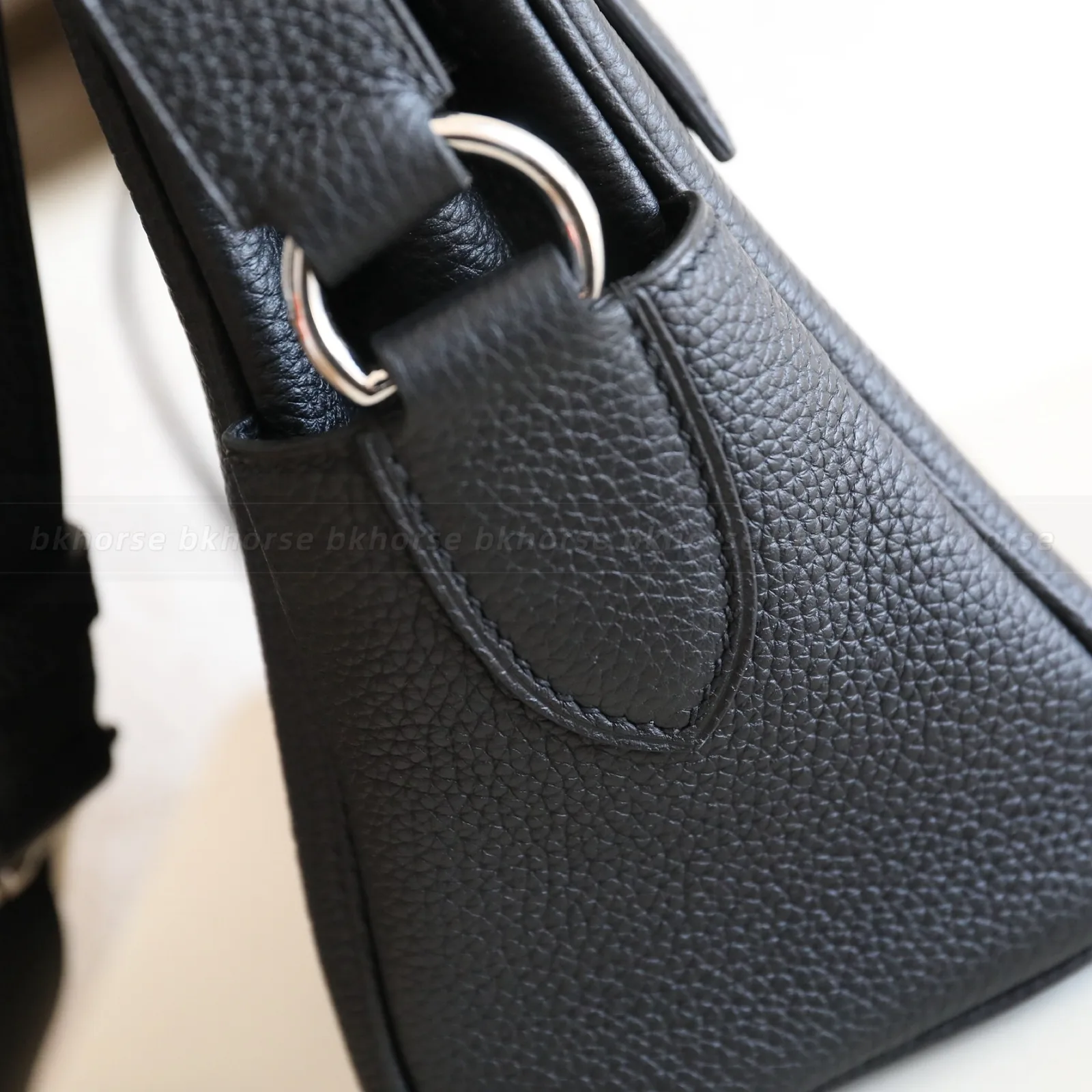 Kelly Messenger PM Black Togo Silver Hardware, série Kelly, cor Noir, couro Togo, ferragens phw, detalhe 7