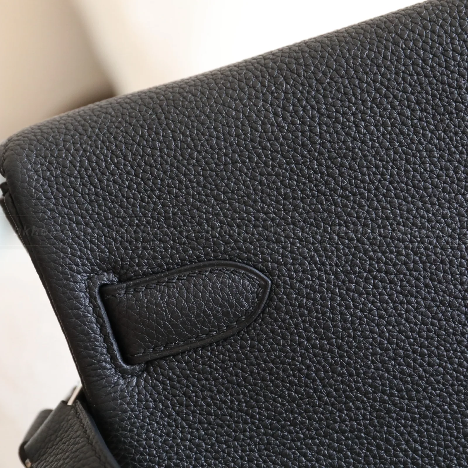 Kelly Messenger PM Black Togo Silver Hardware, série Kelly, cor Noir, couro Togo, ferragens phw, detalhe 8