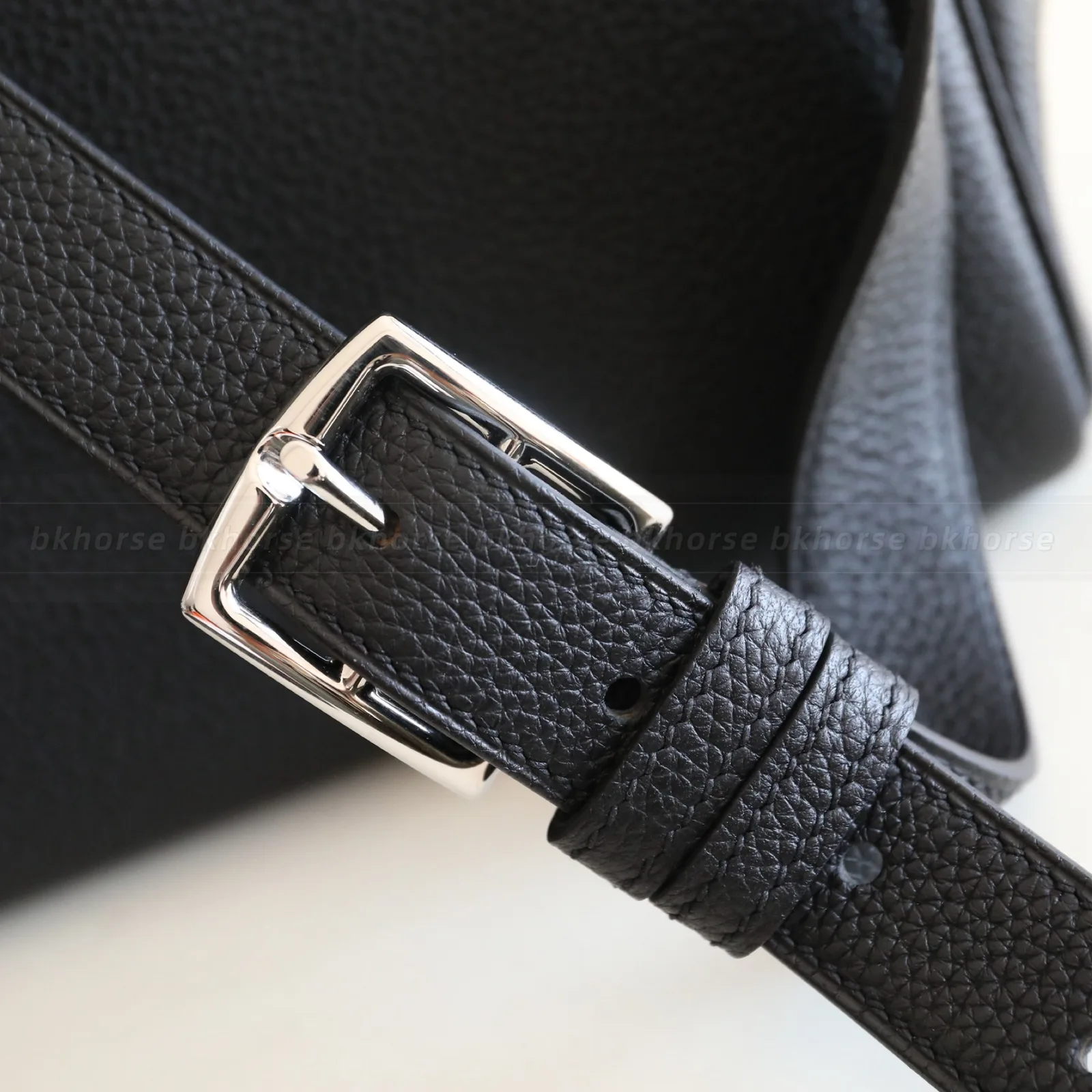 Kelly Messenger PM Black Togo Silver Hardware, série Kelly, cor Noir, couro Togo, ferragens phw, detalhe 9