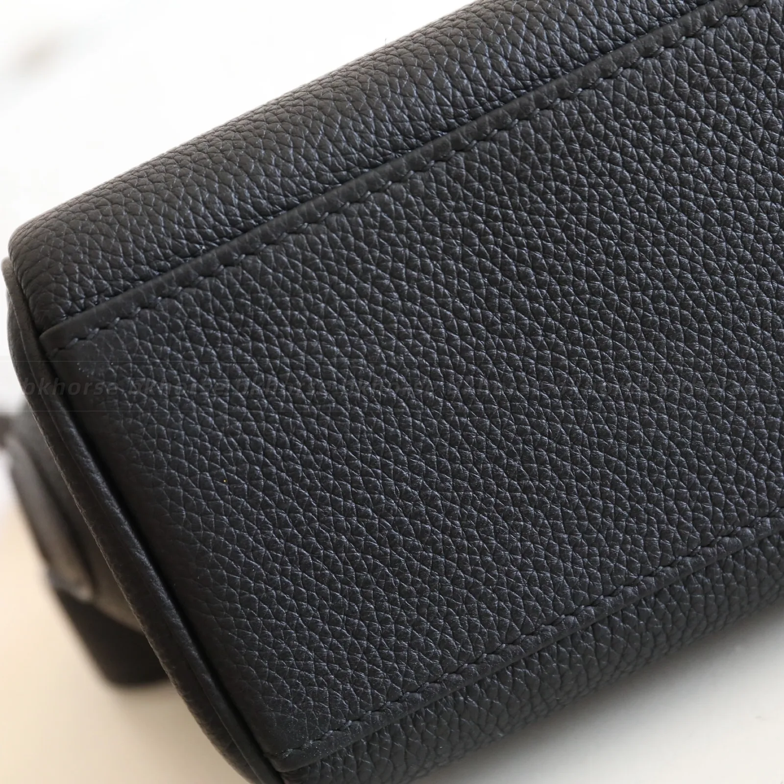 Kelly Messenger PM Black Togo Silver Hardware, série Kelly, cor Noir, couro Togo, ferragens phw, detalhe 10