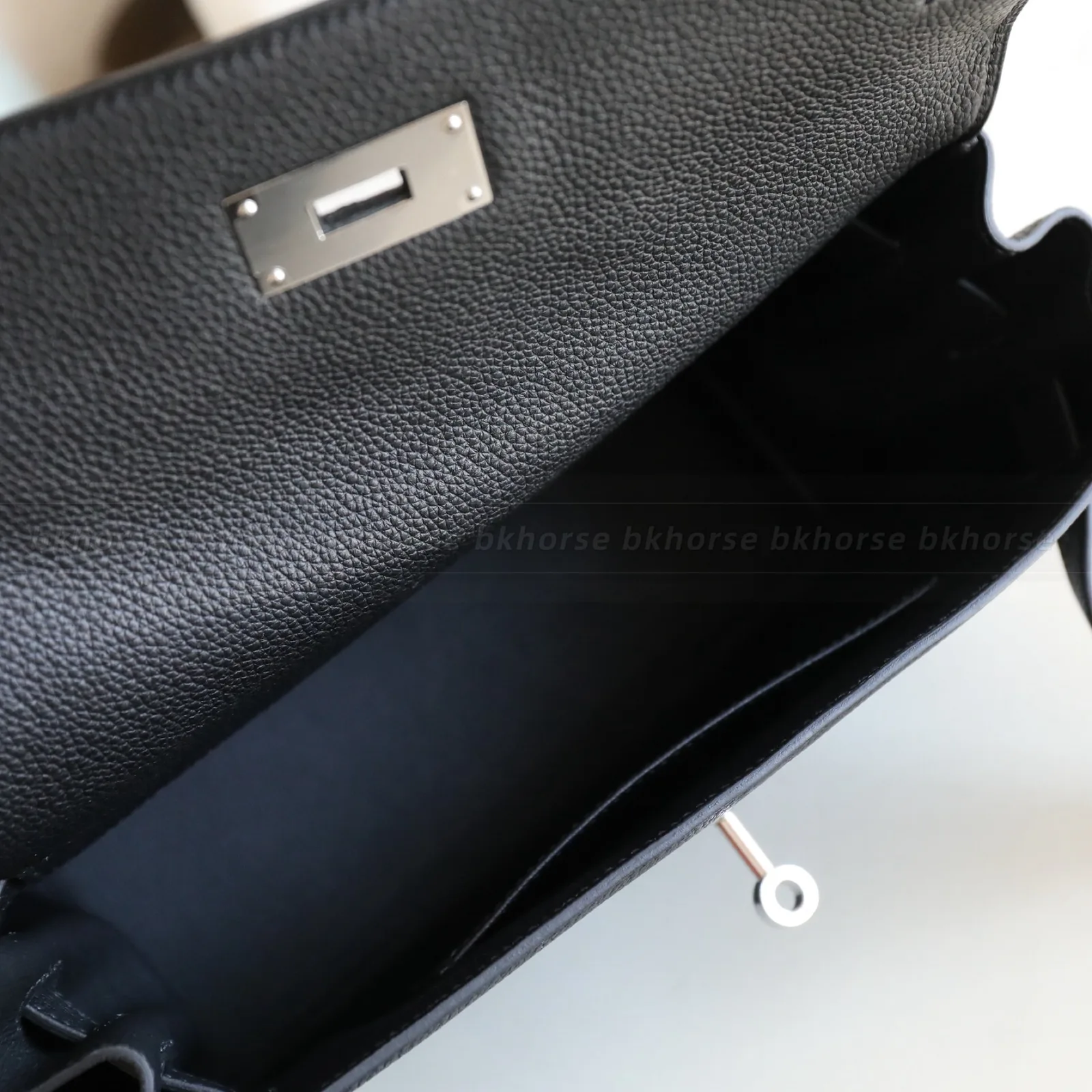 Kelly Messenger PM Black Togo Silver Hardware, série Kelly, cor Noir, couro Togo, ferragens phw, detalhe 12