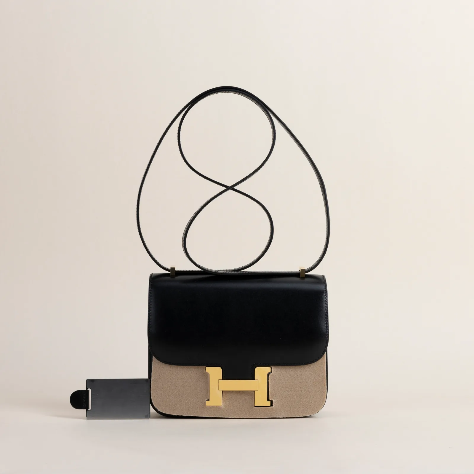 Constance 18CM BOX 89 Noir GHW, Constance series, BOX 89 Noir colorway, Box leather, Gold hardware, 18CM size, hero image