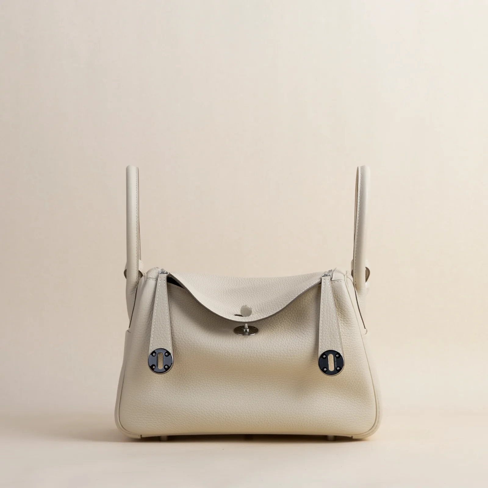 Lindy 26cm Clemence leather CK10 craie PHW, Lindy series, leather CK10 craie colorway, Clemence leather, Silver hardware, 26cm size, hero image