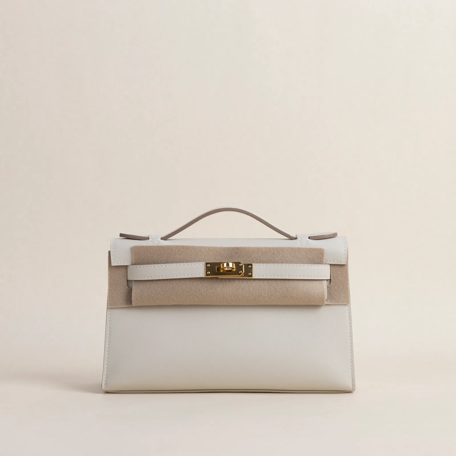 Kelly pochette Swift CC10 Craie GHW, Kelly series, pochette CC10 Craie colorway, Swift leather, Gold hardware, Kelly pochette Swift CC10 Craie GHW Kel