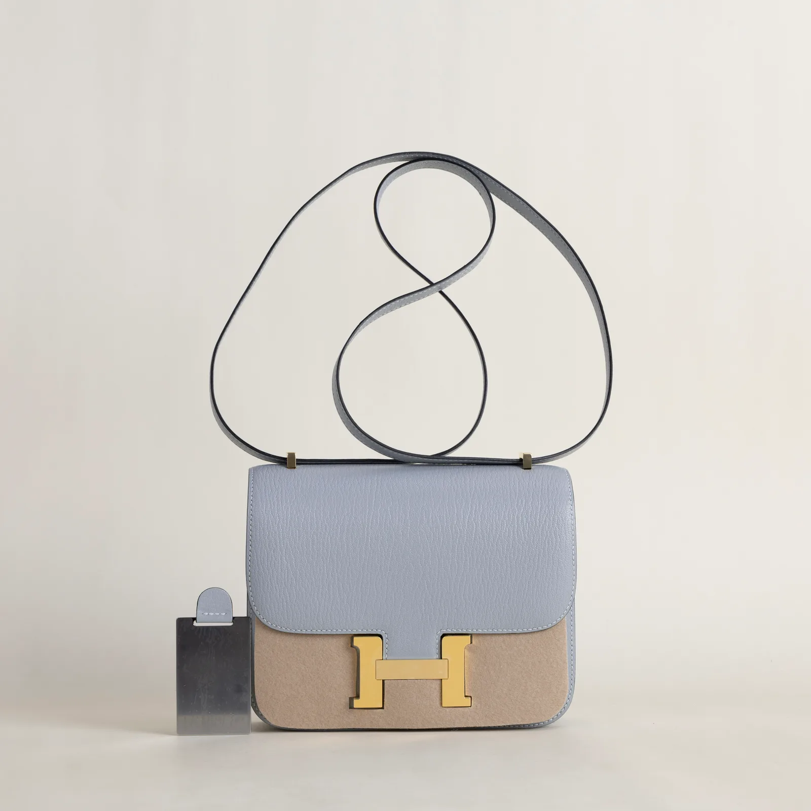 Constance 18CM Chevre 08 Bleu pale GHW, Constance series, 08 Bleu pale colorway, Chevre leather, Gold hardware, 18CM size, hero image