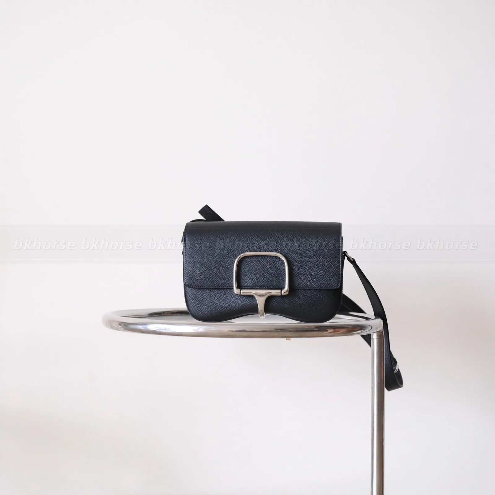 Della Cavalleri Elan 22 Black Epsom Silver Hardware | Other series | hero image Della Cavalleri Elan 22 Black Epsom Silver Hardware, Other series, Noir colorway, Epsom leather, phw hardware, hero image