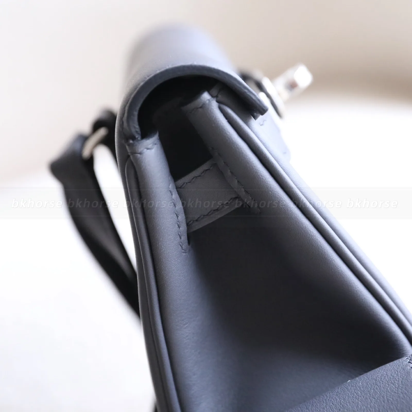 Kelly Jump Gris Misty Swift Silver Hardware, Kelly series, Gris colorway, Swift leather, phw hardware, detail view 4