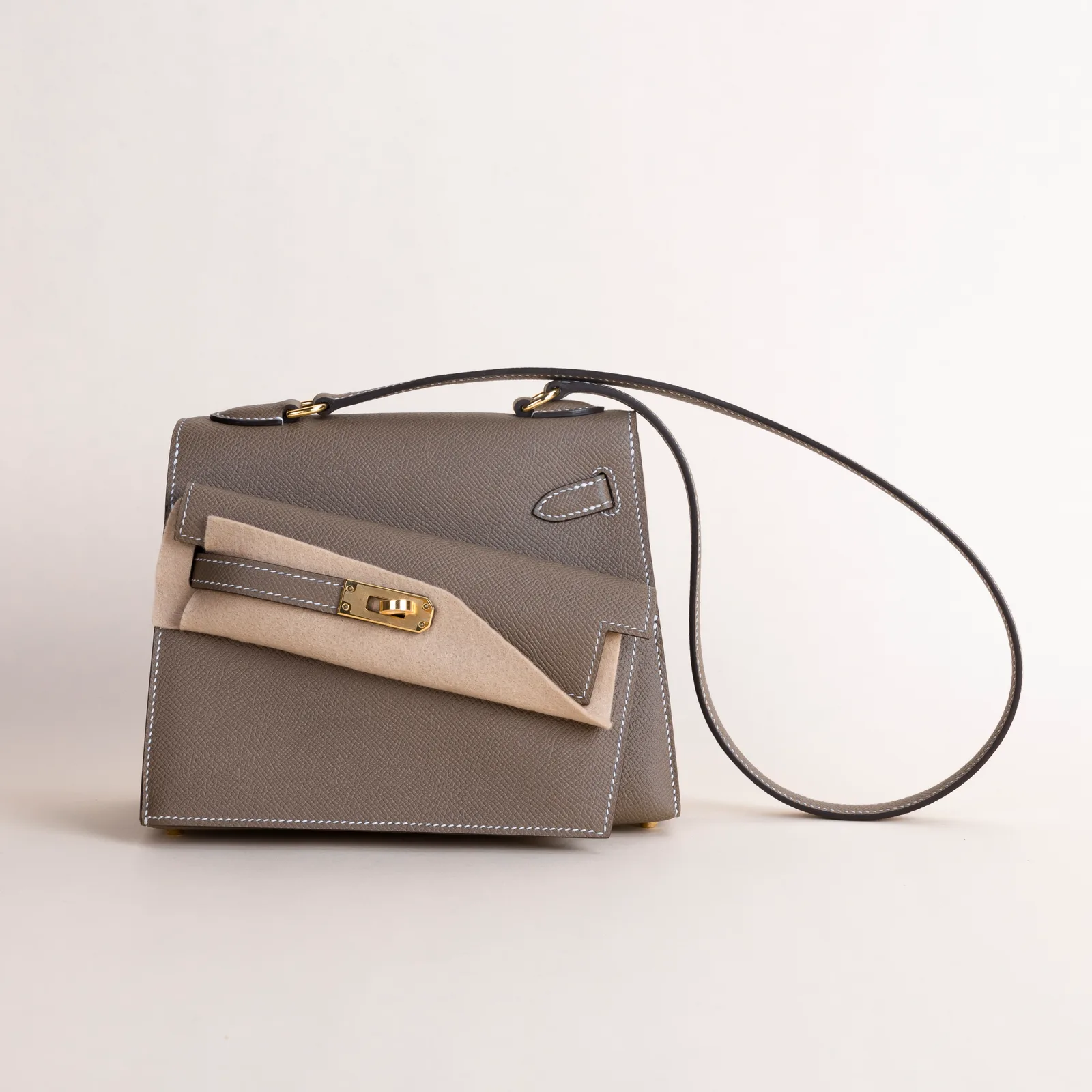 Kelly Disorder Epsom CC18 Etoupe GHW, Kelly series, Disorder CC18 Etoupe colorway, Epsom leather, Gold hardware, 58cm size, hero image