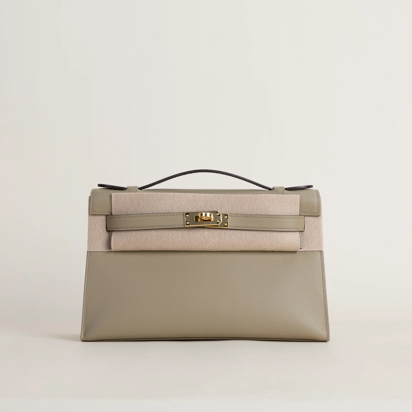 Kelly pochette Swift 8Q Beige Marfa GHW, Kelly series, pochette 8Q Beige Marfa colorway, Swift leather, Gold hardware, Kelly pochette Swift 8Q Beige M
