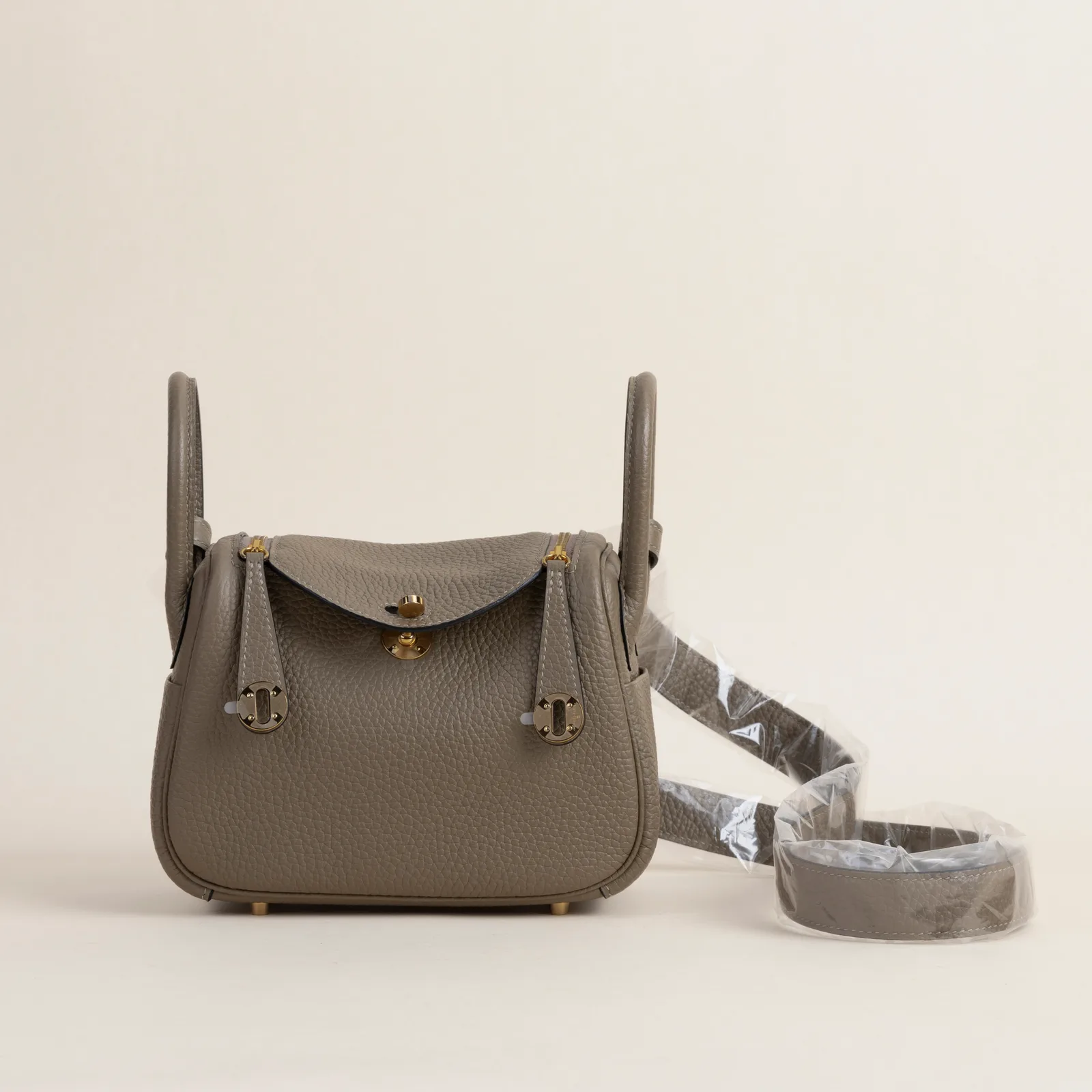 Mini Lindy Clemence leather 8Q Beige Marfa GHW, Lindy series, Mini leather 8Q Beige Marfa colorway, Clemence leather, Gold hardware, Mini Lindy Clemen