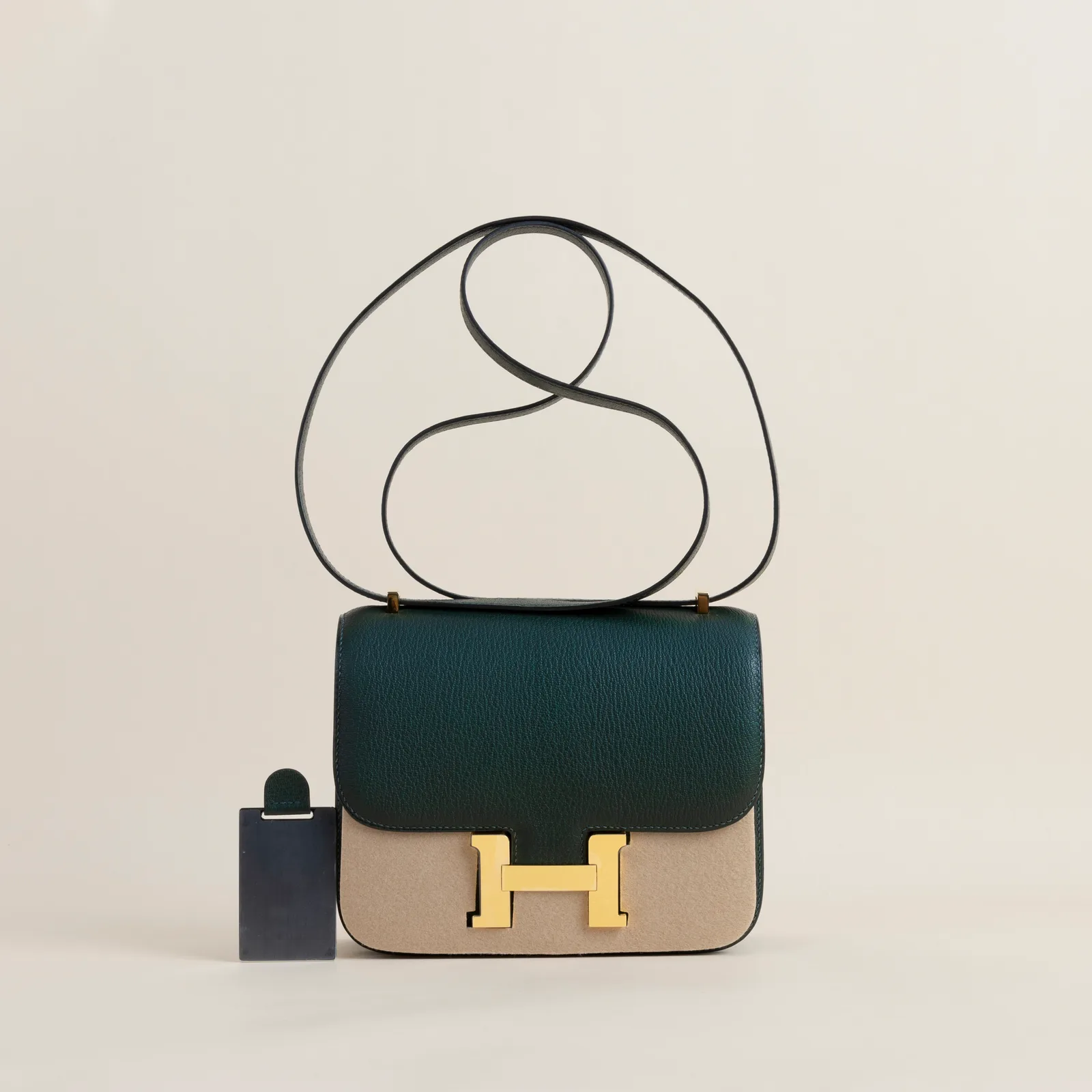 Constance 18CM Chevre 6O Vert Cypres GHW, Constance series, 6O Vert Cypres colorway, Chevre leather, Gold hardware, 18CM size, hero image