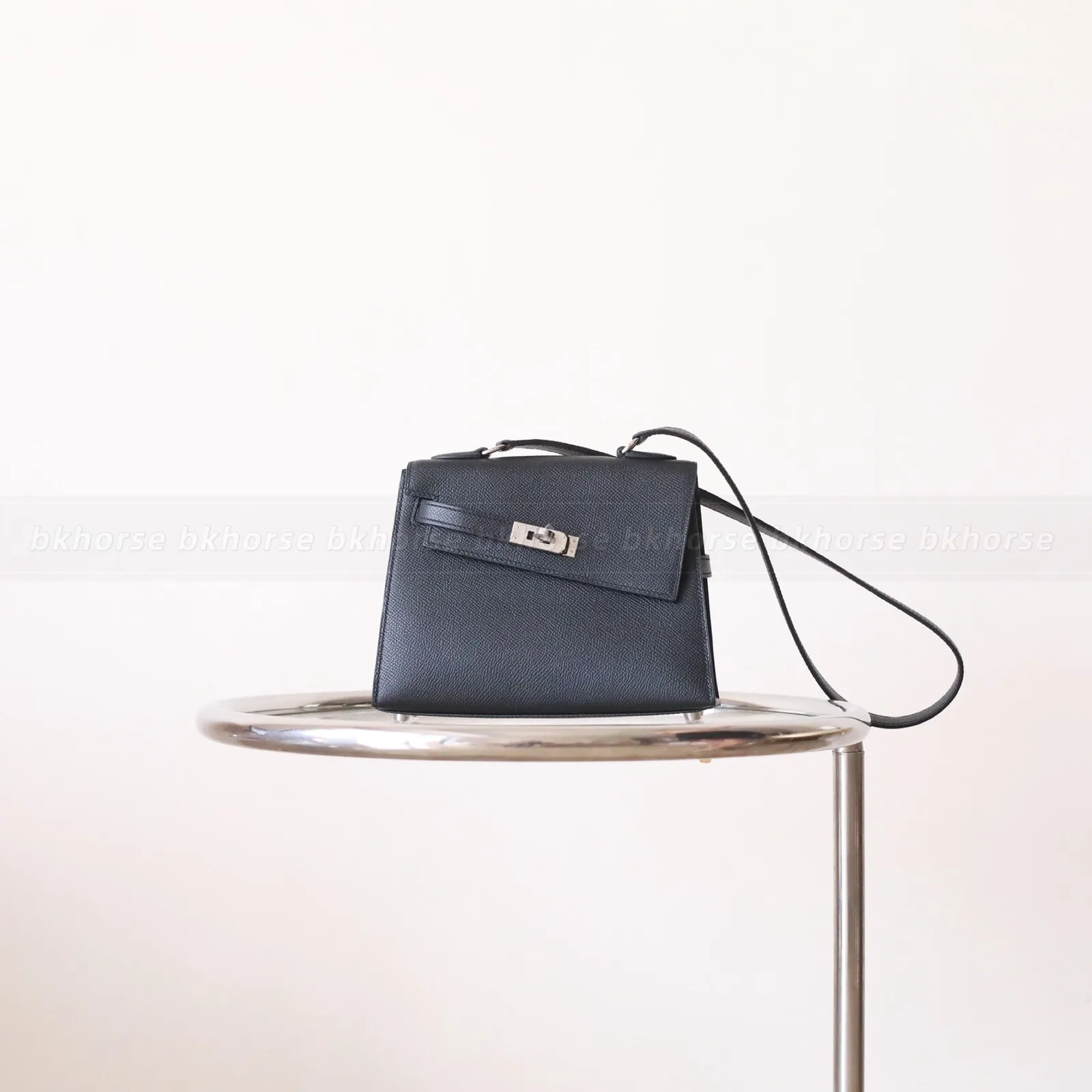 Kelly Desordre Black Epsom Silver Hardware | Kelly series | hero image Kelly Desordre Black Epsom Silver Hardware, Kelly series, Noir colorway, Epsom leather, phw hardware, hero image