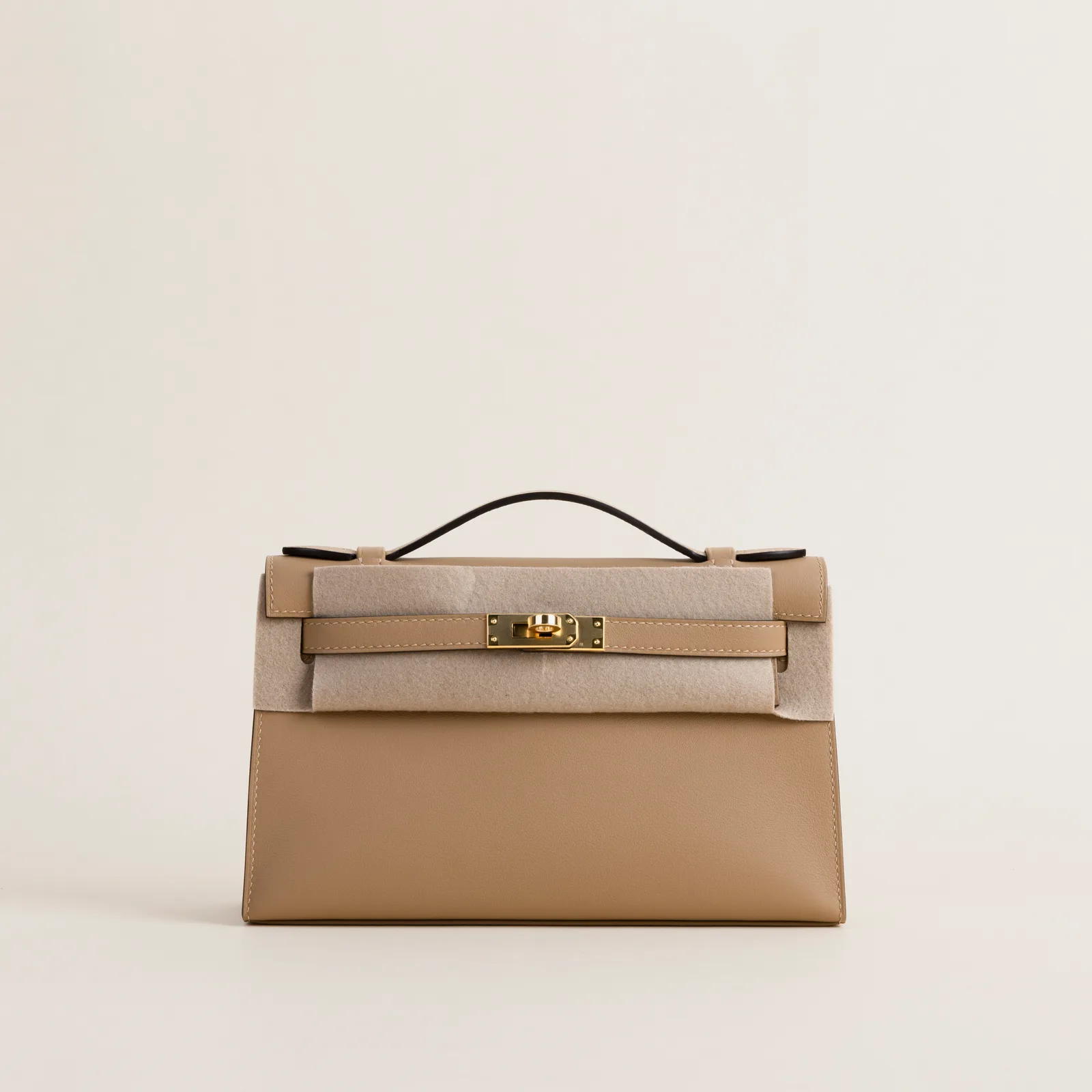 Kelly pochette Swift 0M Chai GHW, Kelly series, pochette 0M Chai colorway, Swift leather, Gold hardware, Kelly pochette Swift 0M Chai GHW Kelly Model