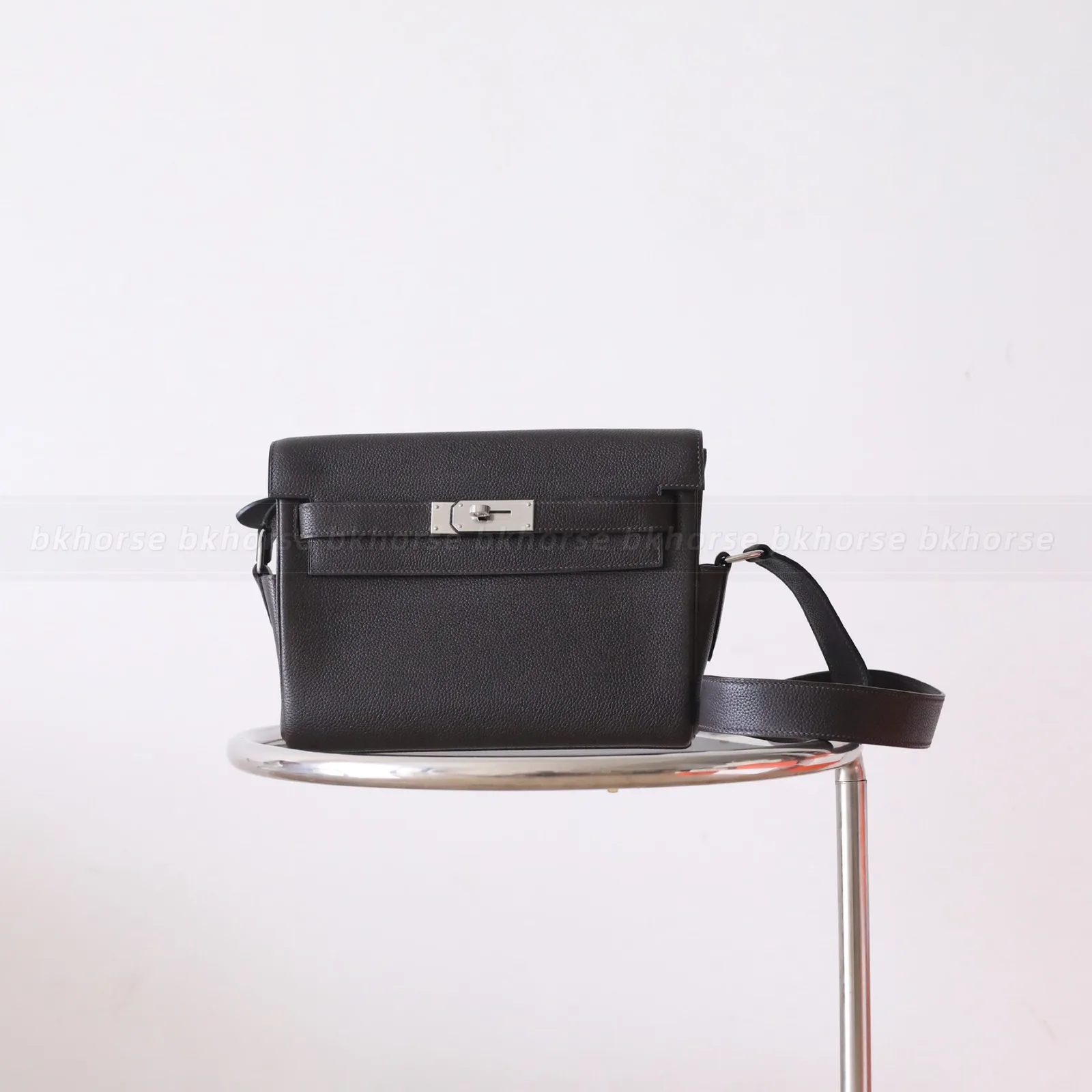 Kelly Messenger PM Ebene Faubourg Barenia Silver Hardware | Kelly series | hero image Kelly Messenger PM Ebene Faubourg Barenia Silver Hardware, Kelly series, Silver colorway, Kelly Messenger Pm Ebene Faubourg Barenia Silver Hardware Si