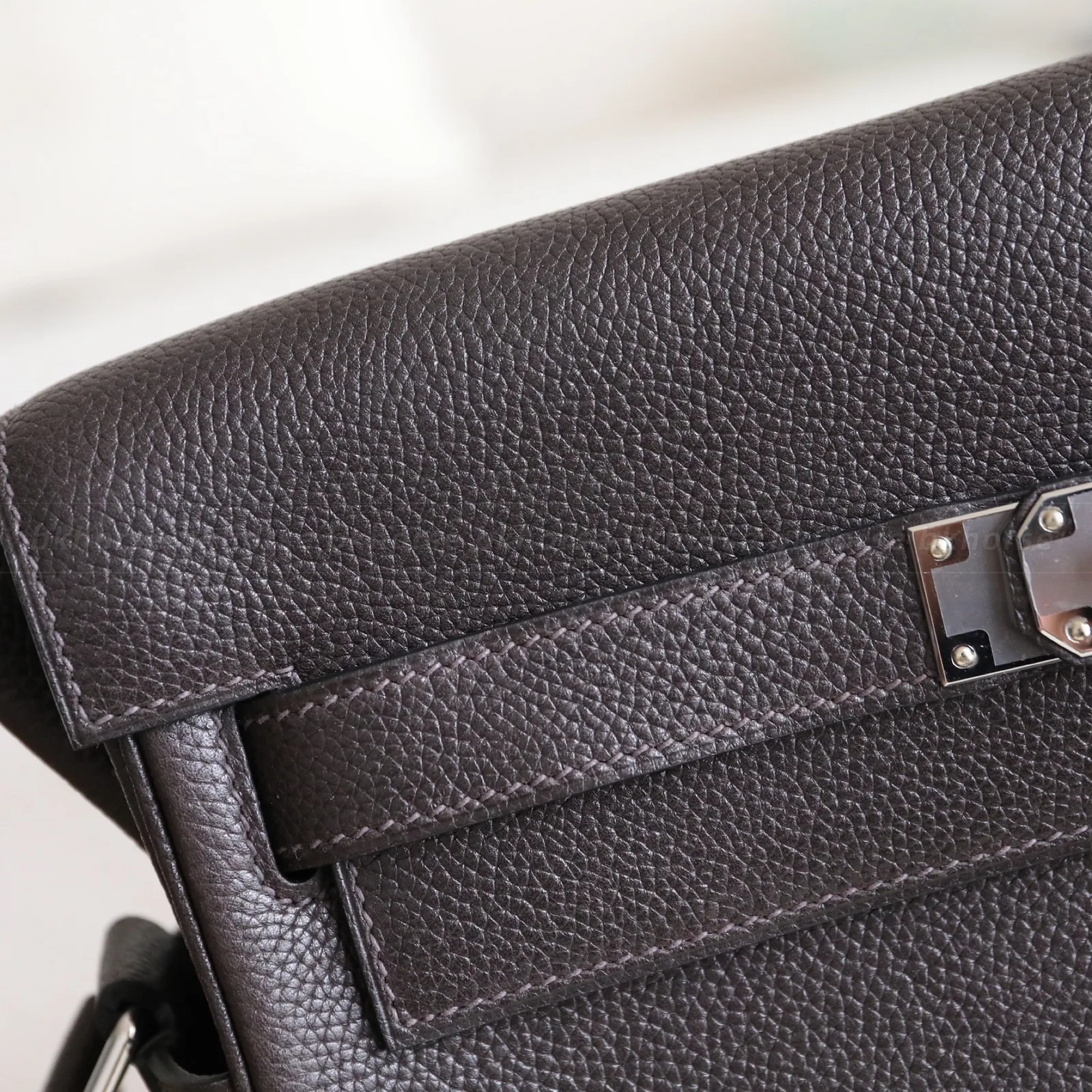 Kelly Messenger PM Ebene Faubourg Barenia Silver Hardware, série Kelly, cor Silver, couro Kelly Messenger Pm Ebene Faubourg Barenia Silver Hardware Si
