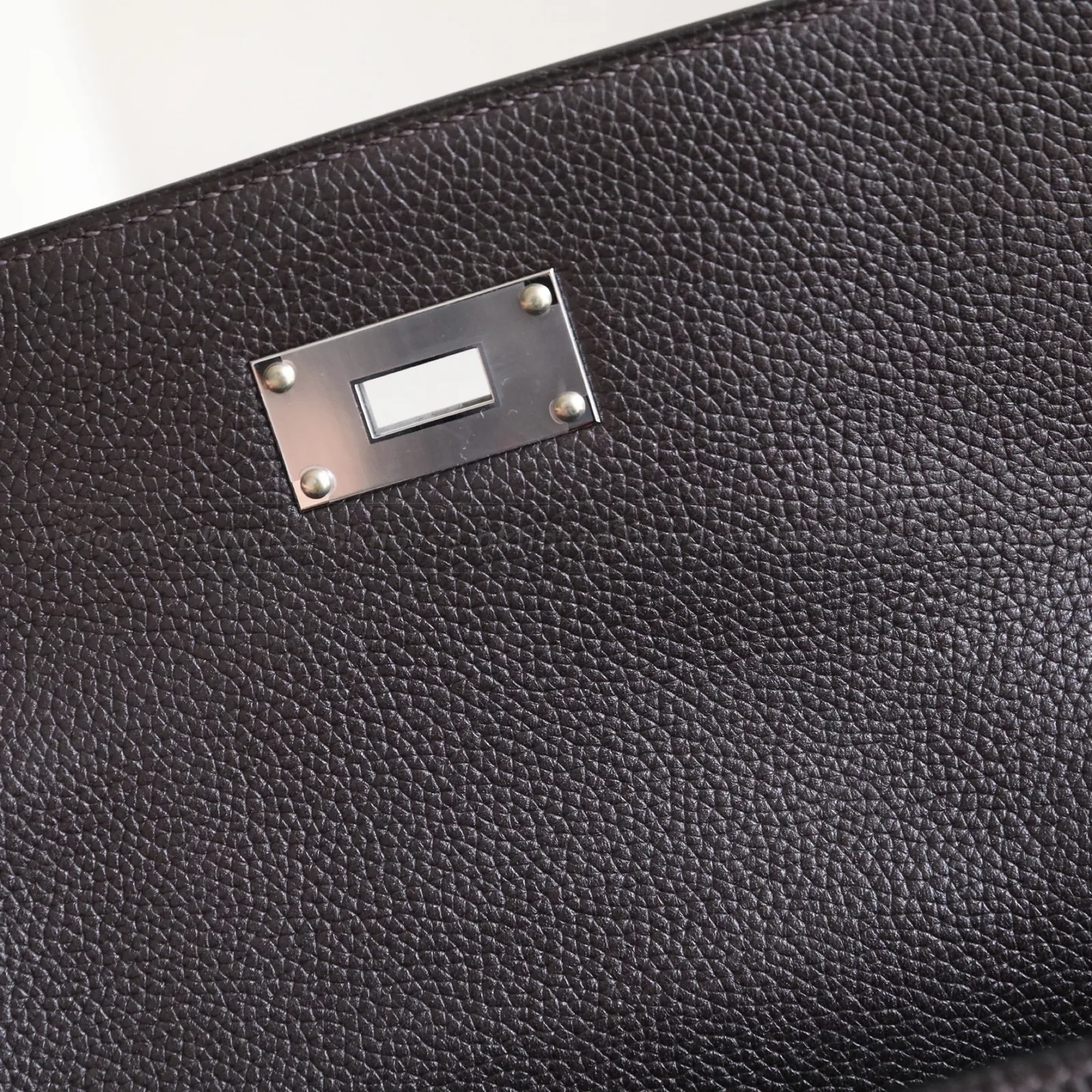 Kelly Messenger PM Ebene Faubourg Barenia Silver Hardware, série Kelly, cor Silver, couro Kelly Messenger Pm Ebene Faubourg Barenia Silver Hardware Si