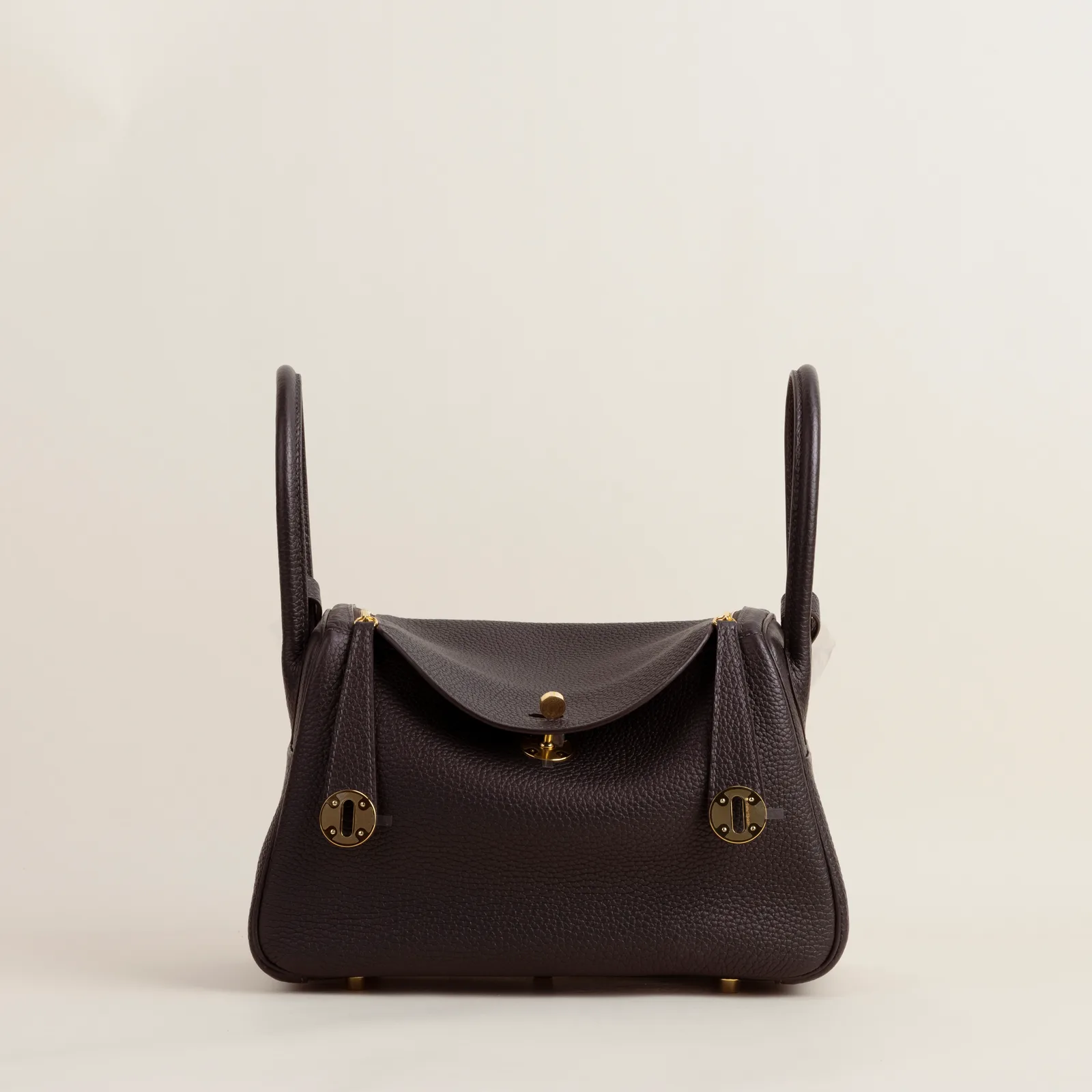 Lindy 26cm Clemence leather 46 Ebene GHW, Lindy series, leather 46 Ebene colorway, Clemence leather, Gold hardware, 26cm size, hero image