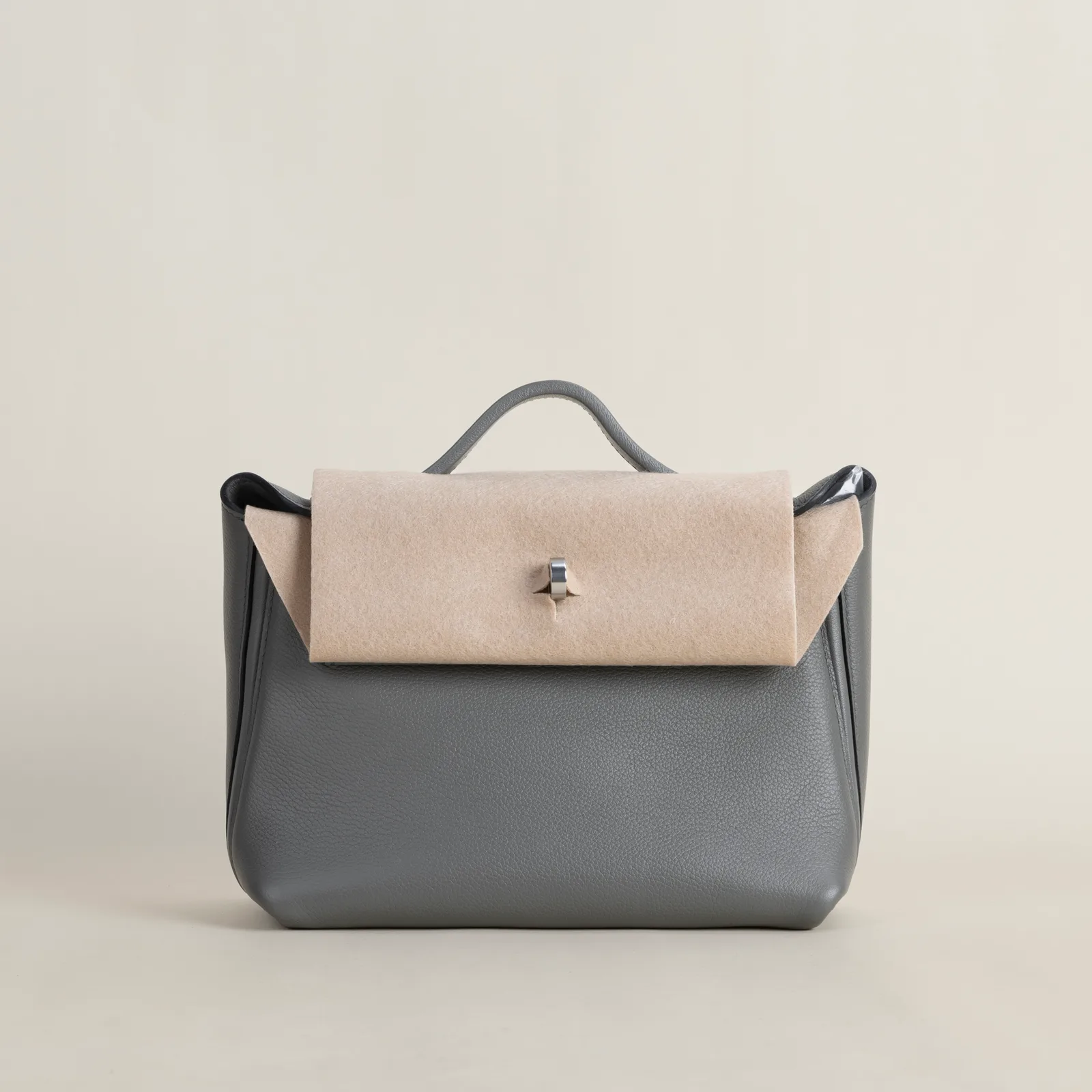 Mini 2424 Evercolor 0L Gris meyer PHW, Mini 2424 series, 0L Gris meyer colorway, Evercolor leather, Silver hardware, 10cm size, hero image