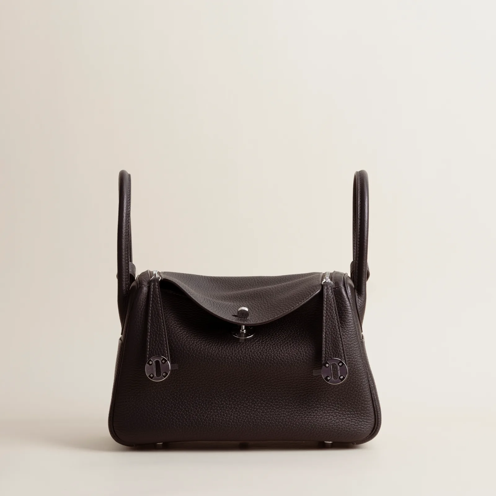 Lindy 26cm Clemence leather 46 Ebene PHW, Lindy series, leather 46 Ebene colorway, Clemence leather, Silver hardware, 26cm size, hero image